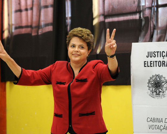 Em 2002, o Enem questionou aos estudantes: "O direito de votar: como fazer dessa conquista um meio para promover as transformações sociais que o Brasil necessita?". Na foto, a ex-presidente Dilma Rousseff, vota na Escola Estadual de Ensino Médio Santos Dumont. O assunto costuma cair com frequência nos vestibulares. <a href="https://gutenberg.guiadoestudante.abril.com.br/blog/atualidades-vestibular/saiba-como-as-eleicoes-podem-cair-no-vestibular/" target="_blank" rel="noopener">O Guia explica aqui</a> como isso pode ser abordado. Também vale a pena saber mais sobre o processo eleitoral e entender, por exemplo, <a href="https://gutenberg.guiadoestudante.abril.com.br/blog/atualidades-vestibular/por-que-o-voto-no-brasil-nao-e-facultativo/" target="_blank" rel="noopener">por que o voto no Brasil não é facultativo</a>.