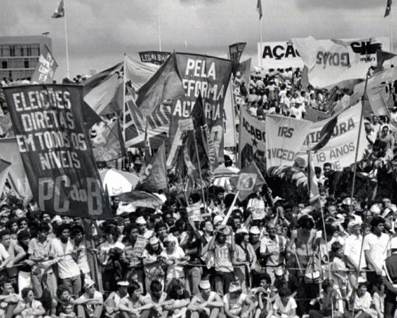 "Cidadania e participação social" era o tema do Enem em 1999, que pediu para os candidatos refletirem sobre o tema e proporem uma ação social de engajamento. Na imagem, uma manifestação das Direitas Já, movimento de 1984 a favor das eleições diretas para presidente. Outros vestibulares já cobraram temas parecidos com este. O Guia publicou uma análise de redação com um tema que também faz referência à participação social e política. <a href="https://gutenberg.guiadoestudante.abril.com.br/blog/redacao-para-o-enem-e-vestibular/analise-de-redacao-a-importancia-do-voto-consciente/" target="_blank" rel="noopener">Confira aqui</a>. Aproveite para conhecer <a href="https://gutenberg.guiadoestudante.abril.com.br/estudo/10-momentos-importantes-na-historia-das-eleicoes-no-brasil/" target="_blank" rel="noopener">10 momentos importantes na história das eleições no Brasil</a>.