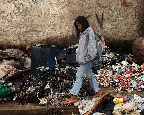 Em 2000, o tema da redação do Enem era: "Direitos da criança e do adolescente - como enfrentar esse desafio nacional". Na foto, uma garota caminha sobre um lixão no Jardim Gramacho, no Rio de Janeiro. Para conseguir escrever bem sobre esse tema é legal assistir a documentários e filmes que ajudem a construir os argumentos da dissertação. Essa é uma das dicas que demos em um vídeo sobre como mandar bem na redação. <a href="https://gutenberg.guiadoestudante.abril.com.br/videos/dicas-ge/dicas-ge-6-dicas-de-como-se-preparar-para-a-redacao-do-enem/" target="_blank" rel="noopener">Confira aqui</a>. Veja também <a href="https://gutenberg.guiadoestudante.abril.com.br/enem/confira-dicas-de-como-escrever-uma-boa-redacao-no-enem/" target="_blank" rel="noopener">dicas importantes para fazer um bom texto</a>.