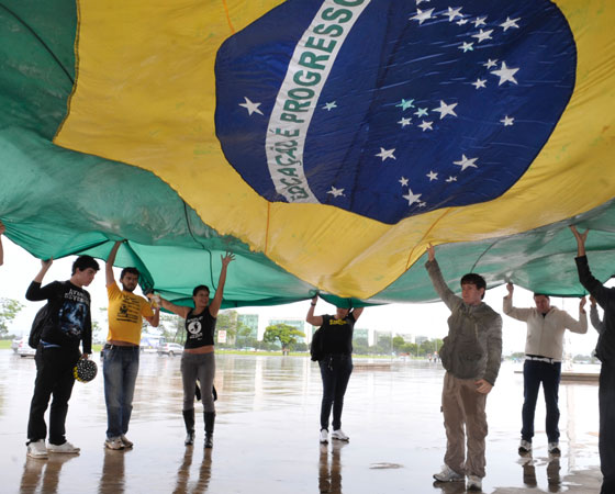 Em 2009, os estudantes tiveram que escrever sobre o tema: "O indivíduo frente à ética nacional". Na foto, um grupo de pessoas se reúne no Museu da República, em São Paulo, para protestar contra a corrupção. Para falar sobre a temática, é preciso usar bons argumentos e ter uma boa bagagem cultural. Para ajudar o estudante, <a href="https://gutenberg.guiadoestudante.abril.com.br/enem/tudo-que-voce-precisa-saber-sobre-a-redacao-do-enem-parte-1-como-se-preparar/" target="_blank" rel="noopener">explicamos como deve ser feita a preparação</a> para a prova. <a href="https://gutenberg.guiadoestudante.abril.com.br/blog/redacao-para-o-enem-e-vestibular/analise-da-redacao-o-individuo-frente-a-etica-nacional-proposta-de-redacao-enem-2009/" target="_blank" rel="noopener">Nesta análise, publicada no site do Guia</a>, é possível ter ideia do que o exame buscava do estudante naquele ano.