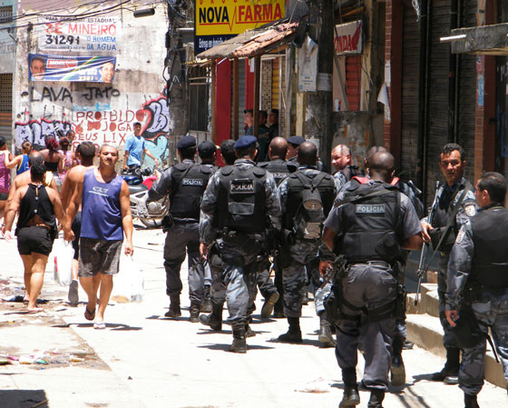 "A violência na sociedade brasileira: como mudar as regras desse jogo?", era a pergunta da proposta de redação do Enem 2003. Na imagem, forças de segurança ocupam o Complexo do Alemão depois de ter sido oferecida a possibilidade de rendição aos traficantes, em 2010. O tema é complexo e o estudante precisa ficar atento porque a prova de redação do Enem exige que o candidato apresente uma proposta de intervenção que respeite os direitos humanos. <a href="https://gutenberg.guiadoestudante.abril.com.br/enem/o-que-e-preciso-saber-sobre-direitos-humanos-para-a-redacao-do-enem/" target="_blank" rel="noopener">Aqui explicamos a importância do assunto</a>.