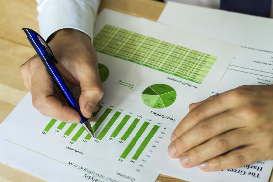 O objetivo das aulas é mostrar como criar uma economia mais verde tanto do ponto de vista individual quanto coletivo. A referência é a Escandinávia, região cujo pioneirismo nas questões ambientais remonta à década de 1970. O aluno conhece as principais iniciativas dos países nórdicos e é convidado a pensar sobre como adaptá-las a outras regiões e contextos. O curso é da Lund University, tem duração de 5 semanas e tem início marcado para o dia 14 de setembro. Para saber mais, clique em Leia mais. (Imagem: Thinkstock) O objetivo das aulas é mostrar como criar uma economia mais verde tanto do ponto de vista individual quanto coletivo. A referência é a Escandinávia, região cujo pioneirismo nas questões ambientais remonta à década de 1970. O aluno conhece as principais iniciativas dos países nórdicos e é convidado a pensar sobre como adaptá-las a outras regiões e contextos. O curso é da Lund University, tem duração de 5 semanas e tem início marcado para o dia 14 de setembro. Para saber mais, clique em Leia mais. (Imagem: Thinkstock)