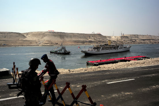 As autoridades egípcias armaram um forte esquema de segurança para a realização da cerimônia de inauguração. A península do Sinai, que fica próxima à região do canal, apresenta uma atividade intensa de grupos islâmicos extremistas. Eles já mataram centenas de civis desde o golpe que derrubou o presidente Mohammed Morsi em 2013. (Imagem: Getty Images)