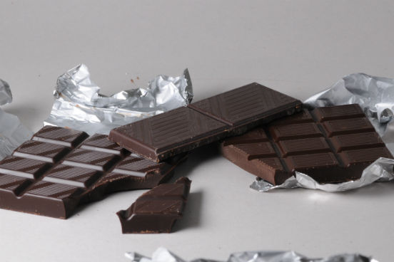 O chocolate amargo pode não ser o preferido de muitos, mas é a maneira mais saudável de se consumir esse doce. Se precisar de uma recompensa entre uma tarefa e outra nos estudos, pode escolher um chocolate amargo de boa qualidade. Ele ajuda a aumentar o fluxo sanguíneo para o cérebro e também traz outros benefícios para a saúde, como redução da pressão arterial e do risco de acidentes vasculares cerebrais (AVCs). Mas é preciso lembrar que o chocolate amargo ainda contém muitas calorias e gordura saturada, e por isso ele deve ser consumido em pequenas quantidades. (Imagem: Wikimedia Commons)