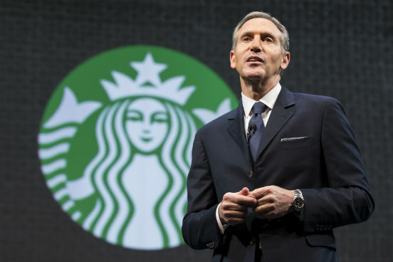 O atual CEO da Starbucks, Howard Schultz, trabalhou em uma loja de xerox após se formar na University of Northern Michigan. Pouco tempo depois, se tornou gerente de uma cafeteria da rede Starbucks, ainda pequena na época. Daí em diante, cresceu junto à companhia. Hoje, a empresa tem mais de 16 mil unidades espalhadas pelo mundo e Schultz é dono de uma fortuna de 2 bilhões de dólares. (Imagem: Getty Images)