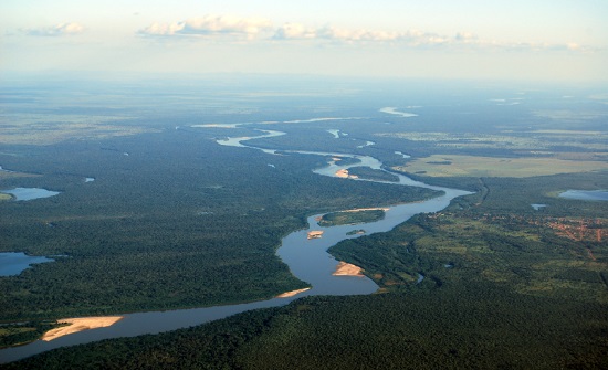 RIOS, AQUÍFEROS E POLUIÇÃO | Hidrografia é um assunto tão relevante no estudo da geografia física que exige um estudo à parte: as grandes bacias hidrográficas (do Brasil e do mundo), os aquíferos mais importantes (como o Guarani) e as consequências da poluição nessas regiões - por exemplo, no que afeta a agricultura familiar e a população ribeirinha. (Imagem: iStock)