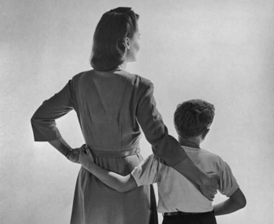 Diversas palavras andam de braços dados com outras para fazer sentido dentro da frase. Alguns exemplos: gostar é acompanhado por de; quem confia, confia em algo; quem simpatiza, o faz com alguém. <br>Foto: Getty Images Diversas palavras andam de braços dados com outras para fazer sentido dentro da frase. Alguns exemplos: gostar é acompanhado por de; quem confia, confia em algo; quem simpatiza, o faz com alguém. <br>Foto: Getty Images