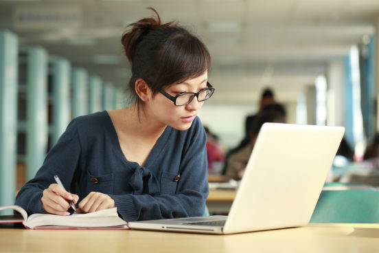 Qualquer curso deve contar com docentes bem qualificados, e para um curso de ensino a distância isso não é diferente. Além disso, os tutores responsáveis pela turma devem ter qualificação específica em EaD e formação superior na área do curso. (Imagem: iStock)