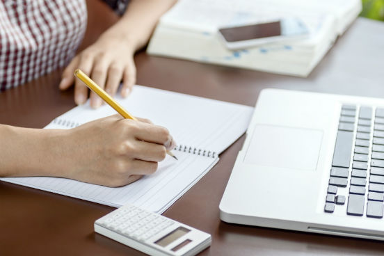 Alguns recursos básicos, como videoaulas e plataformas de tutoria online, devem fazer parte da estrutura de uma boa graduação a distância. Outros incentivos que tornem o conhecimento mais acessível e que auxiliem o desenvolvimento pedagógico podem ser considerados pontos extremamente positivos. (Imagem: iStock) Alguns recursos básicos, como videoaulas e plataformas de tutoria online, devem fazer parte da estrutura de uma boa graduação a distância. Outros incentivos que tornem o conhecimento mais acessível e que auxiliem o desenvolvimento pedagógico podem ser considerados pontos extremamente positivos. (Imagem: iStock)