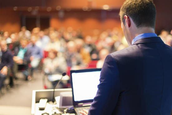 Palestras, workshops e cursos de extensão são atividades acadêmicas extracurriculares que mostram o engajamento da instituição em estimular a reprodução do conhecimento. (Imagem: iStock)