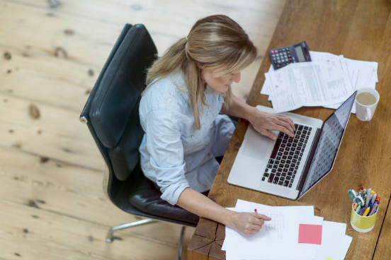 Para que o diploma obtido no fim da graduação seja válido em todo o Brasil, o curso deve estar credenciado junto ao Ministério da Educação (MEC) - o que pode ser verificado no site https://emec.mec.gov.br/. Além disso, indicadores como o Índice Geral de Cursos Avaliados da Instituição (IGC), o Conceito Preliminar de Curso (CPC) e o Conceito Enade são disponibilizados anualmente pelo MEC e dão uma boa ideia sobre a regularidade da instituição. (Imagem: iStock) Para que o diploma obtido no fim da graduação seja válido em todo o Brasil, o curso deve estar credenciado junto ao Ministério da Educação (MEC) - o que pode ser verificado no site https://emec.mec.gov.br/. Além disso, indicadores como o Índice Geral de Cursos Avaliados da Instituição (IGC), o Conceito Preliminar de Curso (CPC) e o Conceito Enade são disponibilizados anualmente pelo MEC e dão uma boa ideia sobre a regularidade da instituição. (Imagem: iStock)