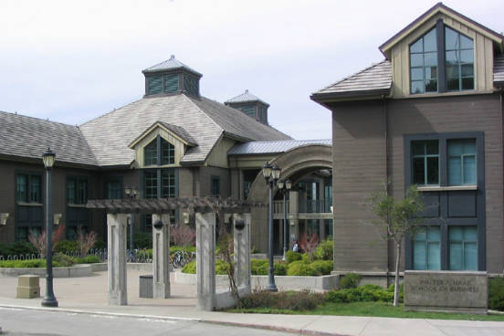 Já na segunda posição da lista está a Walter A. Hass School of Business, também conhecida apenas como Haas School of Business. Uma das 14 escolas e faculdades da University of California, nos Estados Unidos, ela oferece programas de MBA e PhD em tempo integral ou meio período. (Imagem: Wikimedia Commons) Já na segunda posição da lista está a Walter A. Hass School of Business, também conhecida apenas como Haas School of Business. Uma das 14 escolas e faculdades da University of California, nos Estados Unidos, ela oferece programas de MBA e PhD em tempo integral ou meio período. (Imagem: Wikimedia Commons)