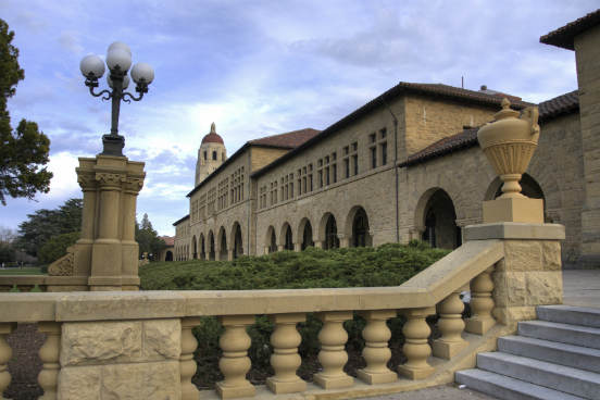 Uma das instituições mais prestigiadas do mundo, a Stanford University - oficialmente Leland Stanford Junior University - ocupa o quarto posto da lista elaborada pelo LinkedIn. Muitos de seus ex-alunos da universidade já ganharam prêmios Nobel, e alguns professores que também foram vencedores da premiação continuam dando aula na instituição. (Imagem: iStock) Uma das instituições mais prestigiadas do mundo, a Stanford University - oficialmente Leland Stanford Junior University - ocupa o quarto posto da lista elaborada pelo LinkedIn. Muitos de seus ex-alunos da universidade já ganharam prêmios Nobel, e alguns professores que também foram vencedores da premiação continuam dando aula na instituição. (Imagem: iStock)