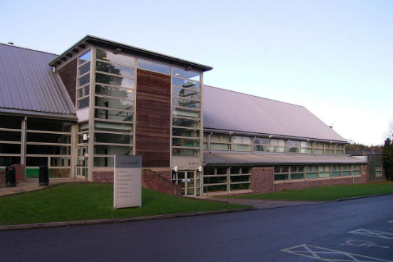 Localizada na Suíça, a Robert Kennedy College oferece programas de mestrado online em uma parceria exclusiva com a University of Cumbria (imagem), da Inglaterra. Neles, além de seguir os estudos a distância, os estudantes podem realizar um período de residência tanto nas dependências das universidades na Suíça ou na Inglaterra. (Imagem: Wikimedia Commons) Localizada na Suíça, a Robert Kennedy College oferece programas de mestrado online em uma parceria exclusiva com a University of Cumbria (imagem), da Inglaterra. Neles, além de seguir os estudos a distância, os estudantes podem realizar um período de residência tanto nas dependências das universidades na Suíça ou na Inglaterra. (Imagem: Wikimedia Commons)