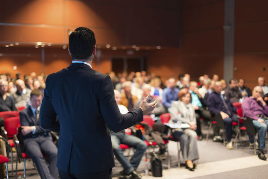 Já que é normal se sentir um pouco perdido em eventos ou feiras que você nunca frequentou, use essa experiência de uma maneira positiva. Procure alguém que pareça estar mais habituado ao ambiente e peça dicas de como aproveitar melhor a ocasião ou pergunte que resultados essa pessoa já teve frequentando um evento como esse. (Imagem: iStock)