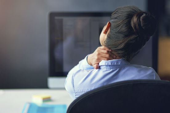 Além de causar problemas de saúde, ficar sentado o dia inteiro pode atrapalhar a sua criatividade e disposição. Se for difícil dar uma caminhada durante o expediente, sugira aos seus colegas a possibilidade de fazer reuniões andando e falando ao mesmo tempo. (Imagem: iStock) Além de causar problemas de saúde, ficar sentado o dia inteiro pode atrapalhar a sua criatividade e disposição. Se for difícil dar uma caminhada durante o expediente, sugira aos seus colegas a possibilidade de fazer reuniões andando e falando ao mesmo tempo. (Imagem: iStock)