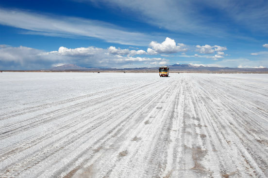 O Salar de Uyuni fica na região de Potosí. Ele foi formado como resultado de diversas transformações entre lagos pré-históricos. Ele é coberto por uma crosta de sal de alguns metros, que apesar das variações de altitude média na região, é incrivelmente plana. Além de servir como fonte de sal, essa crosta cobre uma piscina de salmoura que é extremamente rica em lítio. (Imagem: Getty Images)