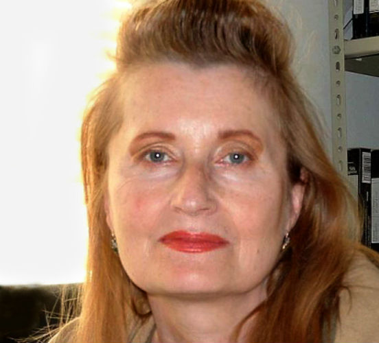 <strong>Elfriede Jelinek</strong> é austríaca. Em suas obras de prosa, ela explora a violência de maneira que chega a ser provocativa (com detalhes explícitos de cenas de violência sexual, por exemplo), o que divide os críticos e a faz uma figura muito polêmica no país.