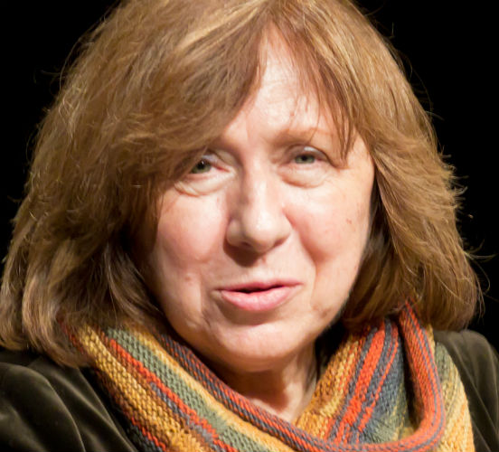 Primeira mulher da Bielorrússia a receber o Nobel de Literatura, <strong>Svetlana Alexievich</strong> é jornalista e escreve principalmente sobre a ex-União Soviética, onde nasceu. Seus livros têm diversos depoimentos de mulheres soviéticas que sobreviveram à Segunda Guerra e ao fim da URSS. Além disso, Svetlana fala também sobre a questão do Afeganistão.