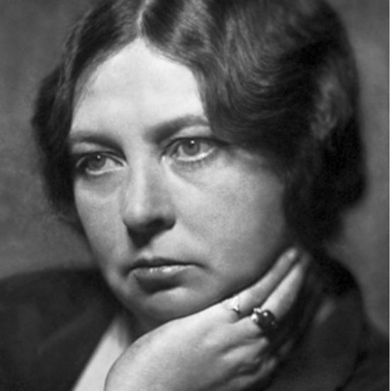 <strong>Sigrid Undset</strong> nasceu em 1882 na Dinamarca, mas mudou-se com a família para a Noruega quando tinha dois anos de idade. Em 1940, Sigrid teve que se mudar para os Estados Unidos devido à sua oposição aos nazistas e à ocupação da Alemanha. Somente com o fim da Segunda Guerra Mundial, em 1945, ela pôde voltar para a Noruega.