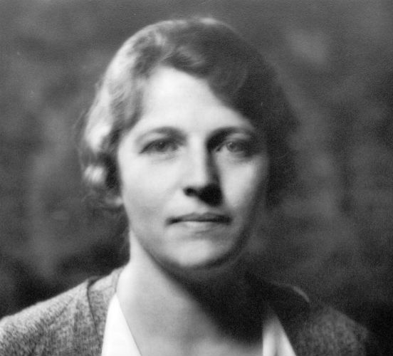 <strong>Pearl S. Buck</strong> nasceu nos Estados Unidos, em 1892, mas cresceu na China. Sua escrita aborda histórias tanto do Oriente quanto do Ocidente. Seu romance A Boa Terra foi o livro de ficção mais vendido nos Estados Unidos em 1931 e 1932, quando também foi o vencedor do prêmio Pullitzer. A escritora recebeu o Prêmio Nobel de Literatura em 1938.