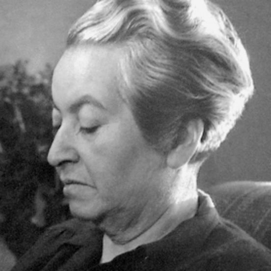 Primeira mulher da América Latina a receber um Prêmio Nobel de Literatura, <strong>Gabriela Mistral</strong> (pseudônimo do seu verdadeiro nome, Lucila Godoy Alcayaga) nasceu no Chile, em 1889. Defensora da democracia e dos direitos das mulheres, ela recebeu o prêmio em 1945. Seus poemas abordam a natureza, traição, amor, tristeza e recuperação, além da questão da identidade latino-americana. É dela o retrato que ilustra a nota de 5 mil pesos chilenos.