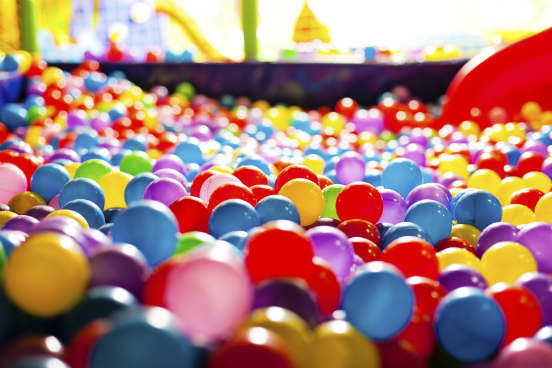 Absorção é o fenômeno que acontece quando um corpo, ao ser iluminado por alguma fonte, retém uma parcela da luz recebida. Quando isso ocorre, uma parte da energia transportada pela luz é transformada em calor, o que leva a um aquecimento desse corpo. O fenômeno da absorção da luz também se aplica à formação da cor dos corpos - ao ser iluminado pela luz branca, que é policromática, um corpo reflete sua cor e absorve todas as demais. (Imagem: iStock) Absorção é o fenômeno que acontece quando um corpo, ao ser iluminado por alguma fonte, retém uma parcela da luz recebida. Quando isso ocorre, uma parte da energia transportada pela luz é transformada em calor, o que leva a um aquecimento desse corpo. O fenômeno da absorção da luz também se aplica à formação da cor dos corpos - ao ser iluminado pela luz branca, que é policromática, um corpo reflete sua cor e absorve todas as demais. (Imagem: iStock)