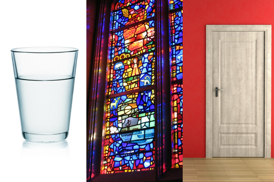 Os meios materiais pelos quais a luz se propaga são classificados em transparente, translúcido ou opaco. Um meio é considerado: 1- transparente, quando permite a visualização nítida através dele (água em repouso, vitrines); 2- translúcido, quando permite que a luz passe, mas não se pode visualizar nitidamente através dele (tijolos de vidro, água do rio); 3- opaco, quando não se pode ver nada através dele (portas, paredes). (Imagens: iStock) Os meios materiais pelos quais a luz se propaga são classificados em transparente, translúcido ou opaco. Um meio é considerado: 1- transparente, quando permite a visualização nítida através dele (água em repouso, vitrines); 2- translúcido, quando permite que a luz passe, mas não se pode visualizar nitidamente através dele (tijolos de vidro, água do rio); 3- opaco, quando não se pode ver nada através dele (portas, paredes). (Imagens: iStock)