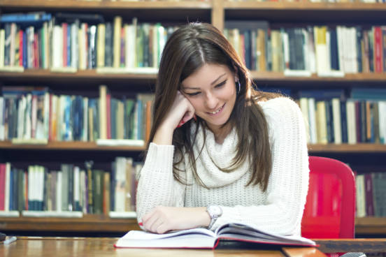 Durante a leitura, busque encontrar quais são os elementos mais importantes do texto. Se o conteúdo for narrativo, procure palavras ou expressões que contem as características e qualidades das personagens, por exemplo; para um texto opinativo, é importante encontrar as palavras que deixam claro o objetivo do autor e qual é o seu posicionamento. Se você tiver uma memória visual, faça bastante proveito dos marcadores de texto para destacar algumas partes do conteúdo. (Imagem: iStock) Durante a leitura, busque encontrar quais são os elementos mais importantes do texto. Se o conteúdo for narrativo, procure palavras ou expressões que contem as características e qualidades das personagens, por exemplo; para um texto opinativo, é importante encontrar as palavras que deixam claro o objetivo do autor e qual é o seu posicionamento. Se você tiver uma memória visual, faça bastante proveito dos marcadores de texto para destacar algumas partes do conteúdo. (Imagem: iStock)