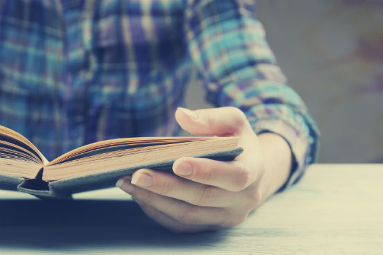 À medida em que for lendo, busque criar uma representação visual dos acontecimentos na sua cabeça. Essa prática, chamada de visualização, fortalece a habilidade de compreensão de textos. Além disso, você provavelmente se lembrará mais facilmente do conteúdo lido ao associar palavras com imagens. À medida em que for lendo, busque criar uma representação visual dos acontecimentos na sua cabeça. Essa prática, chamada de visualização, fortalece a habilidade de compreensão de textos. Além disso, você provavelmente se lembrará mais facilmente do conteúdo lido ao associar palavras com imagens.