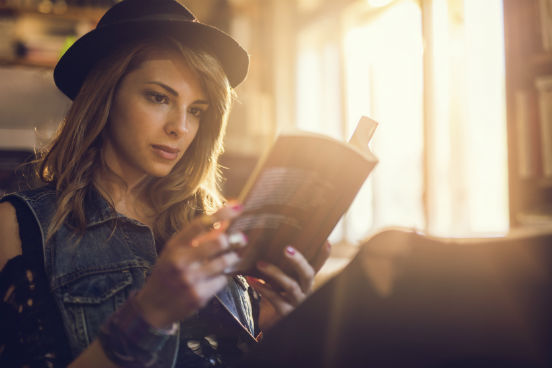 Também conforme o andamento da leitura, faça uma síntese das partes que acreditar serem as mais importantes do texto. Fazer um resumo com as suas próprias palavras, além de facilitar a compreensão do texto, exercita as suas habilidades de objetividade e síntese. Escrever esses resumos à mão é ainda mais importante: pesquisas indicam que quem escreve informações à mão tem mais facilidade para compreendê-las e memorizá-las do que quem apenas as digita. Também conforme o andamento da leitura, faça uma síntese das partes que acreditar serem as mais importantes do texto. Fazer um resumo com as suas próprias palavras, além de facilitar a compreensão do texto, exercita as suas habilidades de objetividade e síntese. Escrever esses resumos à mão é ainda mais importante: pesquisas indicam que quem escreve informações à mão tem mais facilidade para compreendê-las e memorizá-las do que quem apenas as digita.