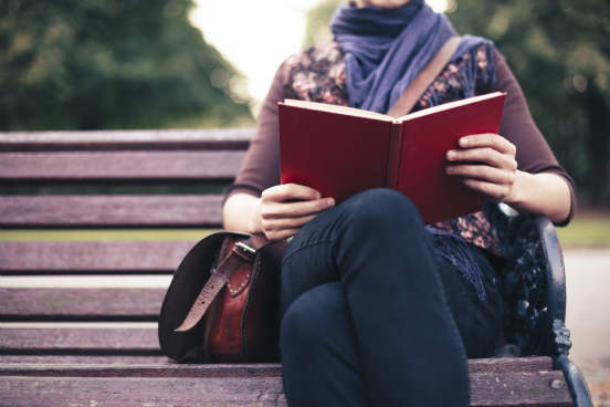 Procure verbalizar o que você pensa a respeito do que está lendo. Se estiver em sala de aula, discuta; se estiver estudando sozinho, busque amigos com quem possa trocar ideias a respeito do conteúdo ou crie um grupo de estudos. Trocar ideias com outras pessoas só irá ajudar a melhorar a compreensão do texto e a tirar novas ideias a partir dele. Procure verbalizar o que você pensa a respeito do que está lendo. Se estiver em sala de aula, discuta; se estiver estudando sozinho, busque amigos com quem possa trocar ideias a respeito do conteúdo ou crie um grupo de estudos. Trocar ideias com outras pessoas só irá ajudar a melhorar a compreensão do texto e a tirar novas ideias a partir dele.