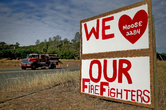 Moradores colocam placas na região agradecendo aos bombeiros que estão combatendo as chamas do Rocky Fire. (Imagem: Getty Images) Moradores colocam placas na região agradecendo aos bombeiros que estão combatendo as chamas do Rocky Fire. (Imagem: Getty Images)
