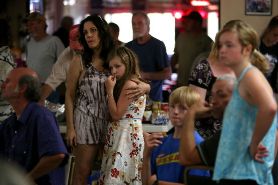 Mais de 13 mil pessoas já foram retiradas de suas casas na região e levadas para abrigos temporários devido aos mais de 20 incêndios que tiveram início no dia 29 de julho. O fogo já destruiu 24 casas e outras 26 estruturas, e ainda é uma ameaça para milhares de outras residências. (Imagem: Getty Images) Mais de 13 mil pessoas já foram retiradas de suas casas na região e levadas para abrigos temporários devido aos mais de 20 incêndios que tiveram início no dia 29 de julho. O fogo já destruiu 24 casas e outras 26 estruturas, e ainda é uma ameaça para milhares de outras residências. (Imagem: Getty Images)