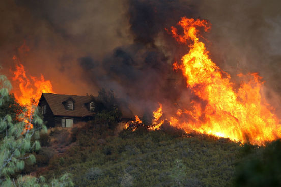 Entre os 21 focos de incêndio existentes, o maior deles é o chamado Rocky Fire, que fica em uma área agreste nos arredores de Sacramento. Ele já destruiu mais de 260 quilômetros quadrados e mais de 40 casas. (Imagem: Getty Images) Entre os 21 focos de incêndio existentes, o maior deles é o chamado Rocky Fire, que fica em uma área agreste nos arredores de Sacramento. Ele já destruiu mais de 260 quilômetros quadrados e mais de 40 casas. (Imagem: Getty Images)