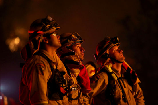 Bombeiros monitoram as chamas do chamado Rocky Fire. Peritos dizem nunca ter visto um comportamento semelhante ao desse foco de incêndio, que se espalha em todas as direções. (Imagem: Getty Images) Bombeiros monitoram as chamas do chamado Rocky Fire. Peritos dizem nunca ter visto um comportamento semelhante ao desse foco de incêndio, que se espalha em todas as direções. (Imagem: Getty Images)
