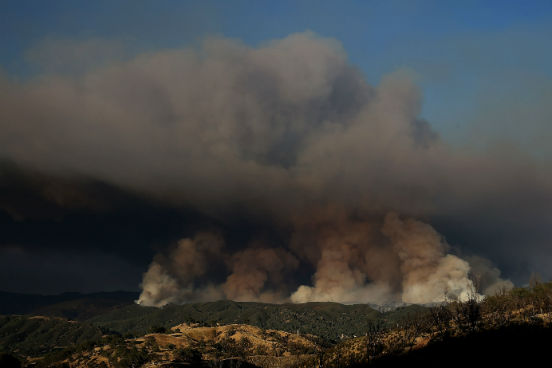 Uma enorme quantidade de fumaça sobe da região do Rocky Fire, perto de Clearlake, na Califórnia. (Imagem: Getty Images) Uma enorme quantidade de fumaça sobe da região do Rocky Fire, perto de Clearlake, na Califórnia. (Imagem: Getty Images)