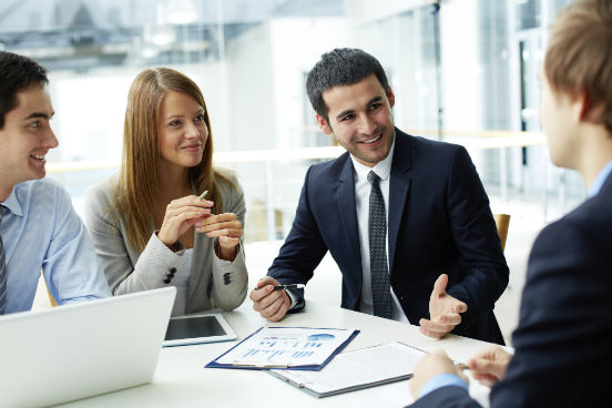 Crie oportunidades: marque almoços, happy hours, reuniões para discutir eventuais possibilidades de trabalho. Mantenha contato com as pessoas e não se esqueça dos seus objetivos. (Imagem: Thinkstock) Crie oportunidades: marque almoços, happy hours, reuniões para discutir eventuais possibilidades de trabalho. Mantenha contato com as pessoas e não se esqueça dos seus objetivos. (Imagem: Thinkstock)