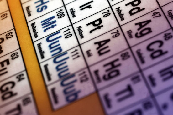Quatro elementos químicos ganharam o reconhecimento oficial da União Internacional de Química Pura e Aplicada (Iupac) e passaram a fazer parte da tabela periódica. Produzidos artificialmente durante a última década, eles são altamente radioativos. Essa é a primeira alteração que acontece na tabela periódica desde 2001, quando foram adicionados a ela outros dois elementos: o Fleróvio (114) e o Livermório (116). Saiba mais a seguir. (Imagem: iStock) Quatro elementos químicos ganharam o reconhecimento oficial da União Internacional de Química Pura e Aplicada (Iupac) e passaram a fazer parte da tabela periódica. Produzidos artificialmente durante a última década, eles são altamente radioativos. Essa é a primeira alteração que acontece na tabela periódica desde 2001, quando foram adicionados a ela outros dois elementos: o Fleróvio (114) e o Livermório (116). Saiba mais a seguir. (Imagem: iStock)
