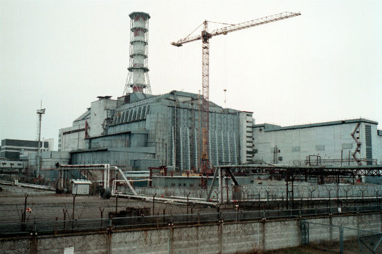 <strong>Chernobyl (Ucrânia). </strong>A explosão de um reator durante um teste de segurança na usina de Chernobyl, na Ucrânia, contaminou três quartos do território europeu. Estima-se que o acidente tenha causado a morte de cerca de 2 milhões de pessoas, tanto no dia da eventualidade quanto por doenças como câncer e outras deformidades causadas posteriormente pela radiação. Mesmo com a construção emergencial de uma estrutura de aço, concreto e chumbo na tentativa de isolar o local da explosão, Chernobyl permanece nociva até hoje - isso porque a radiação continua passando por algumas fissuras existentes nessa estrutura. (Imagem: Getty Images) <strong>Chernobyl (Ucrânia). </strong>A explosão de um reator durante um teste de segurança na usina de Chernobyl, na Ucrânia, contaminou três quartos do território europeu. Estima-se que o acidente tenha causado a morte de cerca de 2 milhões de pessoas, tanto no dia da eventualidade quanto por doenças como câncer e outras deformidades causadas posteriormente pela radiação. Mesmo com a construção emergencial de uma estrutura de aço, concreto e chumbo na tentativa de isolar o local da explosão, Chernobyl permanece nociva até hoje - isso porque a radiação continua passando por algumas fissuras existentes nessa estrutura. (Imagem: Getty Images)