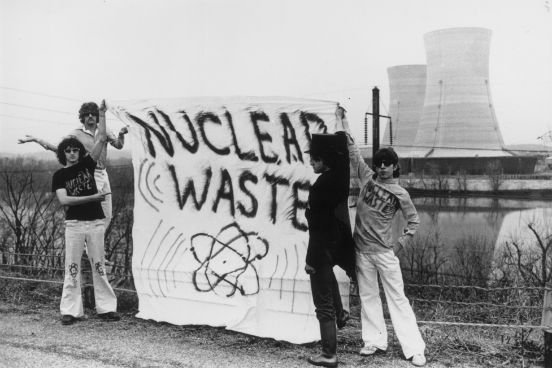 <strong>Three Mile Island (Estados Unidos). </strong>Antes mesmo do acidente de Chernobyl, o acidente de Three Mile Island, que aconteceu na Pensilvânia, em 1979, mudou os rumos da energia nuclear no mundo. O problema na usina teve início com uma falha mecânica, mas foi agravado por uma falha humana. O resultado foi o derretimento do centro de um dos reatores, o que tornou a radioatividade em torno da usina oito vezes maior do que a intensidade considerada como letal. O acidente foi classificado no nível 5 da Escala Internacional de Acidentes Nucleares (Ines), sendo o mínimo 0 e o máximo 7 - e foi depois dele que a energia nuclear passou a ser vista com maus olhos (a imagem mostra um dos protestos feitos lá pela população). (Imagem: Getty Images) <strong>Three Mile Island (Estados Unidos). </strong>Antes mesmo do acidente de Chernobyl, o acidente de Three Mile Island, que aconteceu na Pensilvânia, em 1979, mudou os rumos da energia nuclear no mundo. O problema na usina teve início com uma falha mecânica, mas foi agravado por uma falha humana. O resultado foi o derretimento do centro de um dos reatores, o que tornou a radioatividade em torno da usina oito vezes maior do que a intensidade considerada como letal. O acidente foi classificado no nível 5 da Escala Internacional de Acidentes Nucleares (Ines), sendo o mínimo 0 e o máximo 7 - e foi depois dele que a energia nuclear passou a ser vista com maus olhos (a imagem mostra um dos protestos feitos lá pela população). (Imagem: Getty Images)