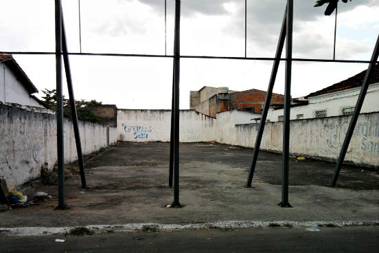 <strong>Goiânia (Brasil). </strong>O maior acidente radioativo do Brasil e o maior do mundo ocorrido fora de usinas nucleares aconteceu em Goiânia, em 1987. Tudo aconteceu por conta de um aparelho de radioterapia que foi descartado irregularmente. Dois catadores de papel o encontraram e o levaram até um ferro-velho, onde ele foi desmontado. O césio 137, material radioativo que estava dentro de uma cápsula no interior do aparelho, logo chamou a atenção das pessoas por apresentar uma coloração azul no escuro. O material foi sendo distribuído entre as pessoas, que o manuseavam sem o menor cuidado. Não demorou para que aparecessem os primeiros sintomas de contaminação por radioatividade. A Associação das Vítimas do Césio 137 estima que, até hoje, mais de 100 pessoas morreram e cerca de 1,5 mil foram afetadas pela radiação. <strong>Goiânia (Brasil). </strong>O maior acidente radioativo do Brasil e o maior do mundo ocorrido fora de usinas nucleares aconteceu em Goiânia, em 1987. Tudo aconteceu por conta de um aparelho de radioterapia que foi descartado irregularmente. Dois catadores de papel o encontraram e o levaram até um ferro-velho, onde ele foi desmontado. O césio 137, material radioativo que estava dentro de uma cápsula no interior do aparelho, logo chamou a atenção das pessoas por apresentar uma coloração azul no escuro. O material foi sendo distribuído entre as pessoas, que o manuseavam sem o menor cuidado. Não demorou para que aparecessem os primeiros sintomas de contaminação por radioatividade. A Associação das Vítimas do Césio 137 estima que, até hoje, mais de 100 pessoas morreram e cerca de 1,5 mil foram afetadas pela radiação.