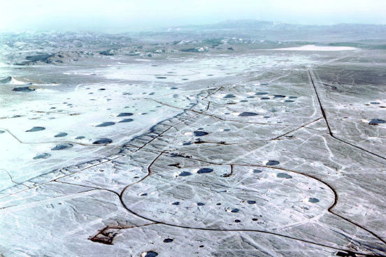 <strong>Yucca Flat (Estados Unidos). </strong>A região de Yucca Flat, em Nevada, nos Estados Unidos, era comumente utilizada para testes nucleares - hoje, ela encontra-se desativada. Em 1970, a detonação de um dispositivo no subsolo provocou rachaduras que possibilitaram a liberação de altos níveis radioativos para a atmosfera. Na ocasião, mais de 80 funcionários foram diretamente expostos à radiação. <strong>Yucca Flat (Estados Unidos). </strong>A região de Yucca Flat, em Nevada, nos Estados Unidos, era comumente utilizada para testes nucleares - hoje, ela encontra-se desativada. Em 1970, a detonação de um dispositivo no subsolo provocou rachaduras que possibilitaram a liberação de altos níveis radioativos para a atmosfera. Na ocasião, mais de 80 funcionários foram diretamente expostos à radiação.