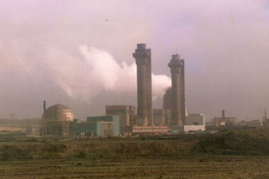 <strong>Windscale (Inglaterra). </strong>O maior acidente nuclear da Inglaterra aconteceu em 1957, após a Segunda Guerra Mundial, quando o país buscava desenvolver armas nucleares. Na tentativa de fazer uma bomba atômica, um reator na cidade de Windscale pegou fogo por três dias, liberando resíduos radioativos pelo território do Reino Unido e também da Europa. O governo inglês tentou acabar o caso, que supostamente causou mais de 200 casos de câncer entre os habitantes de cidades vizinhas. <strong>Windscale (Inglaterra). </strong>O maior acidente nuclear da Inglaterra aconteceu em 1957, após a Segunda Guerra Mundial, quando o país buscava desenvolver armas nucleares. Na tentativa de fazer uma bomba atômica, um reator na cidade de Windscale pegou fogo por três dias, liberando resíduos radioativos pelo território do Reino Unido e também da Europa. O governo inglês tentou acabar o caso, que supostamente causou mais de 200 casos de câncer entre os habitantes de cidades vizinhas.