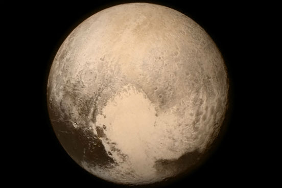 Após nove anos de viagem pelo espaço, a sonda New Horizons fez história: finalmente pôde chegar à menor distância até hoje alcançada de Plutão. Com isso, a sonda pôde fazer imagens mais nítidas da sua superfície, como esta, que é a foto de maior resolução já feita de Plutão. A partir de imagens como essa, muitas descobertas foram feitas. Veja a seguir algumas delas e relembre fatos importantes sobre a história desse corpo celeste. (Imagem: Nasa) Após nove anos de viagem pelo espaço, a sonda New Horizons fez história: finalmente pôde chegar à menor distância até hoje alcançada de Plutão. Com isso, a sonda pôde fazer imagens mais nítidas da sua superfície, como esta, que é a foto de maior resolução já feita de Plutão. A partir de imagens como essa, muitas descobertas foram feitas. Veja a seguir algumas delas e relembre fatos importantes sobre a história desse corpo celeste. (Imagem: Nasa)