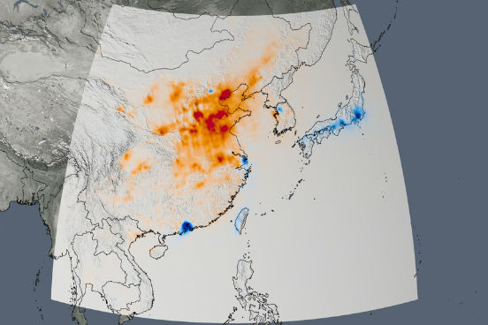 Já a China, a Índia e o Oriente Médio viram a poluição aumentar - uma consequência direta do crescimento acelerado dessas economias e das suas indústrias. O mapa levantado pelo satélite Aura deixa clara a tendência da concentração de dióxido de nitrogênio na região da Ásia, entre 2005 e 2014, sendo que o azul representa a diminuição e o laranja o aumento dos níveis de concentração do gás. (Imagem: Reprodução/NASA). Já a China, a Índia e o Oriente Médio viram a poluição aumentar - uma consequência direta do crescimento acelerado dessas economias e das suas indústrias. O mapa levantado pelo satélite Aura deixa clara a tendência da concentração de dióxido de nitrogênio na região da Ásia, entre 2005 e 2014, sendo que o azul representa a diminuição e o laranja o aumento dos níveis de concentração do gás. (Imagem: Reprodução/NASA).