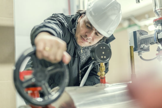 Esses profissionais, que operam motores estacionários, caldeiras e outros equipamentos mecânicos, podem estar expostos a contaminantes, a condições perigosas de trabalho  e a pequenas queimaduras e cortes. Com isso eles ocupam a nona posição no ranking. (Imagem: Thinkstock)