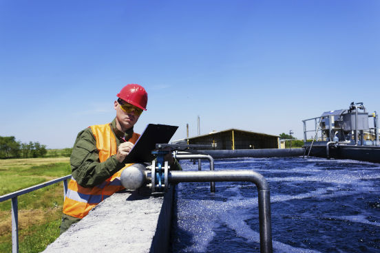 Eles operam e controlam todo o processo ou sistema de máquinas, geralmente através do uso de paineis de controle, para transferir ou tratar águas residuais. Nesse processo, podem estar expostos a contaminantes, condições perigosas de trabalho e pequenas queimaduras e cortes. Assim, ocupam o oitavo posto na lista. (Imagem: Thinkstock)