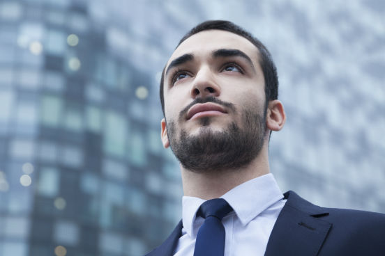 Você costuma fazer todo o tipo de caretas quando fala sobre algo desagradável? É bom frear essa tendência enquanto você estiver diante de um entrevistador. Não que você deva ficar com um rosto inexpressivo. O ideal é manter uma expressão serena, confiável e neutra, a famosa poker face que vemos nos filmes, afirma Camargo. (Imagem: Thinkstock)