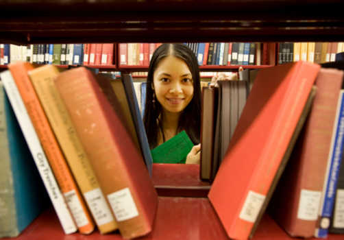 garota-entre-livros-estante.jpg